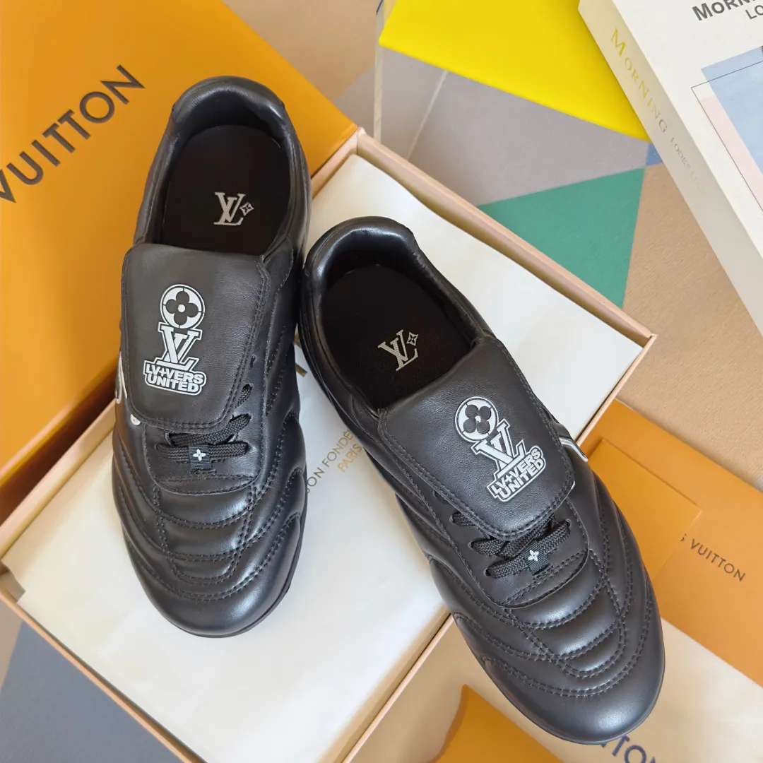 Top version: Couple model 640💰 LV Louis Vuitton L house Donkey brand latest Footprint series Couple model football sneakers casual running shoes original purchase development and production This Footprint Soccer sneaker was unveiled in the 2025 spring and summer series fashion show. It is the first sneaker designed by Pharrell Williams inspired by football shoes. The shoes are inspired by football, a sport that spans generations and cultures, echoing the 2025 spring and summer series fashion show's theme of unity and universal participation. The shoe is famous for its sleek design, with the dynamic IV Initials logo embellished on the side, the tongue embellished with the Lvers United badge inspired by the football team, and the foot pattern rubber sole decorated with multiple Louis Vuitton logos. Exquisitely packaged at the delivery counter🛍📦 ▪️Material: Original imported first-layer cowhide ▪️Lining: Original custom-made soft sheepskin lining ▪️Sole: Original open-molded two-color TPU combination sole ▪️Sole thickness: 3.5CM ▪️Size: Women’s 35-41 / Men’s 39-45